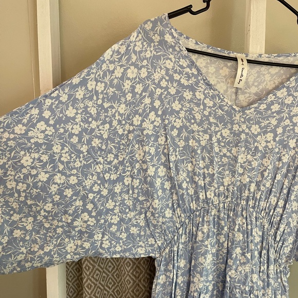 •Floral Top• - Picture 3 of 5